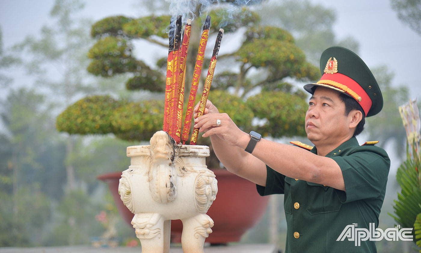 Đại tá Mai Văn Hòa, Chính ủy Bộ Chỉ huy Quân sự tỉnh Tiền Giang thắp hương tại tại Đài tưởng niệm Nghĩa trang Liệt sĩ tỉnh.