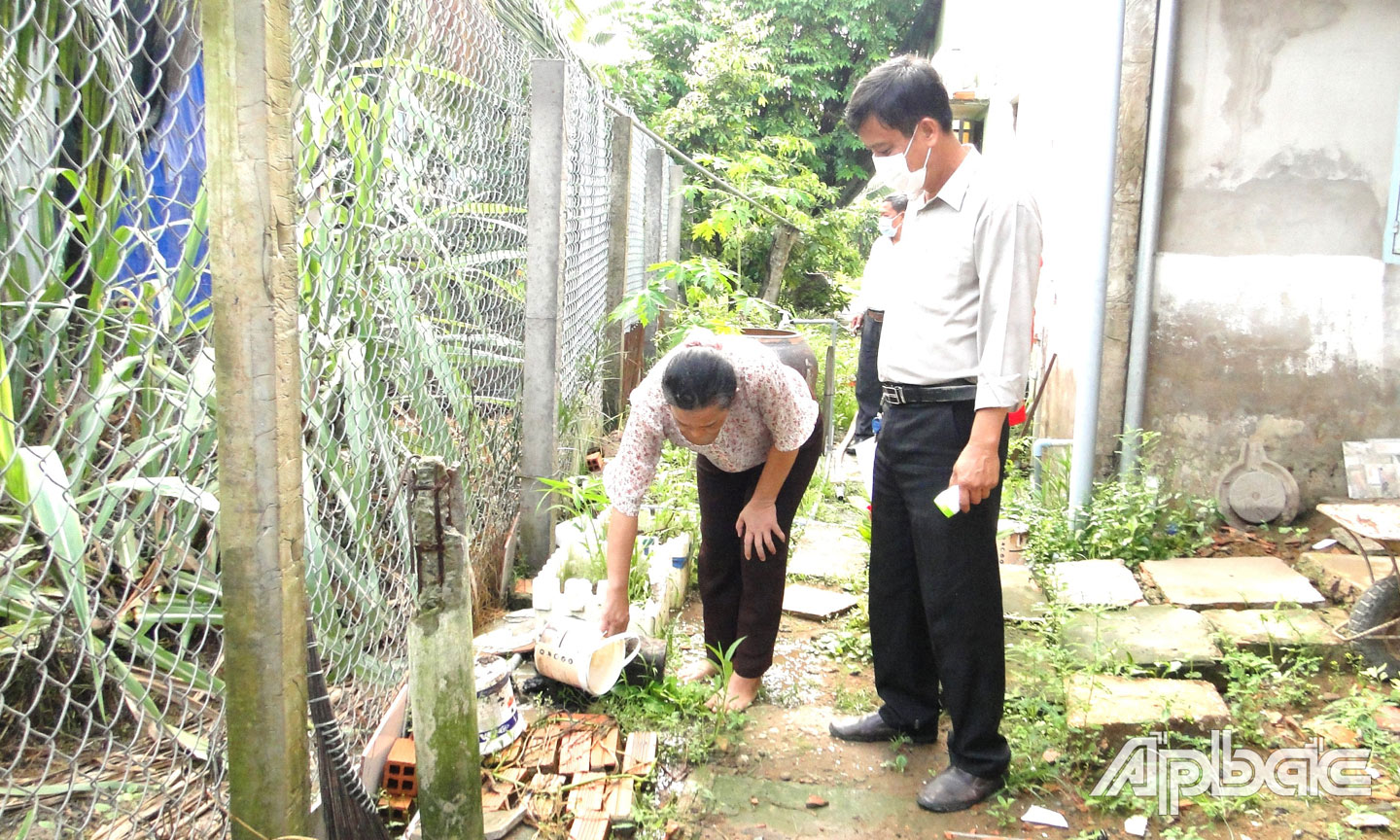 Cán bộ phòng, chống dịch bệnh Ngành Y tế, giám sát hộ gia đình và truyền thông hướng dẫn người dân phòng, chống SXH.