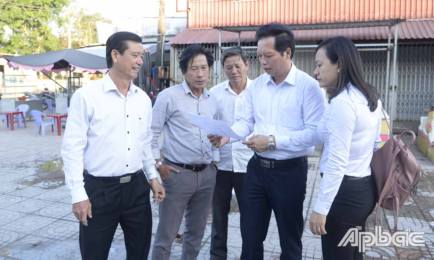 Đồng chí Nguyễn Thành Diệu khảo sát địa điểm xuất phát cự ly 5 km (thị trấn Mỹ Phước, huyện Tân Phước).