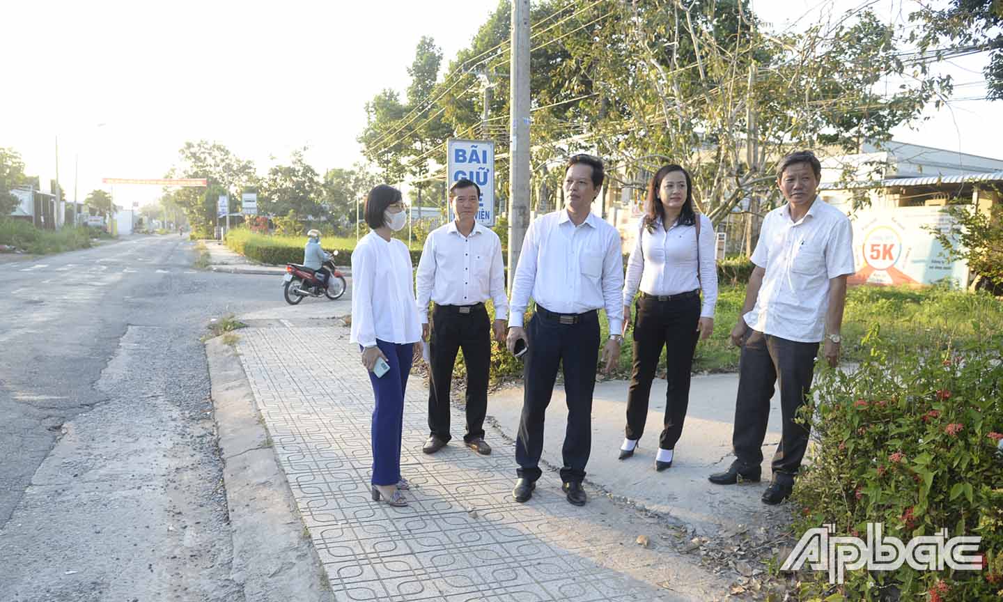 Đồng chí Nguyễn Thành Diệu kiểm tra địa điểm xuất phát cự ly 7 km.