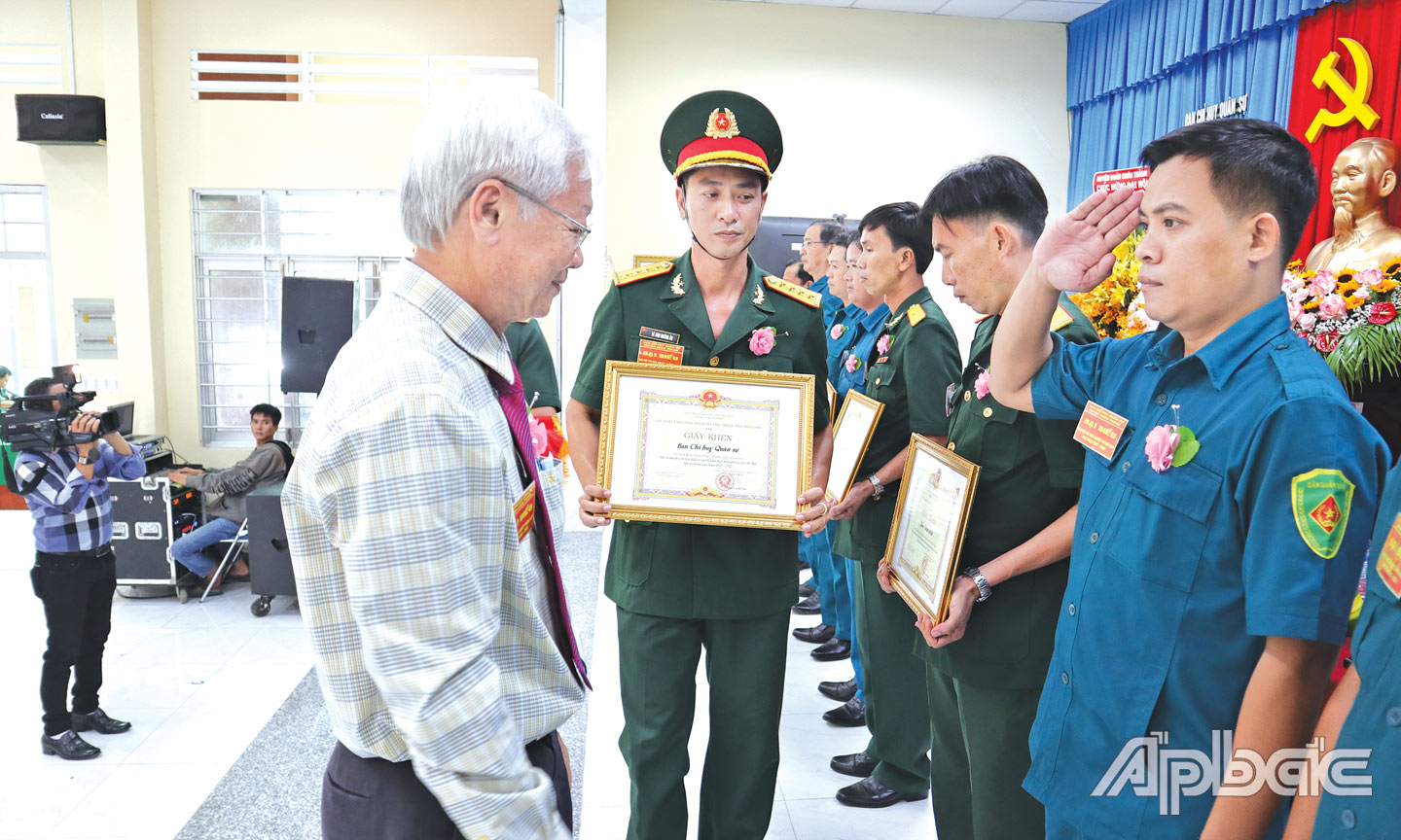 Đồng chí Huỳnh Văn Bé Hai trao thưởng cho các tập thể có thành tích trong phong trào thi đua Quyết thắng LLVT huyện giai đoạn 2017 - 2022.