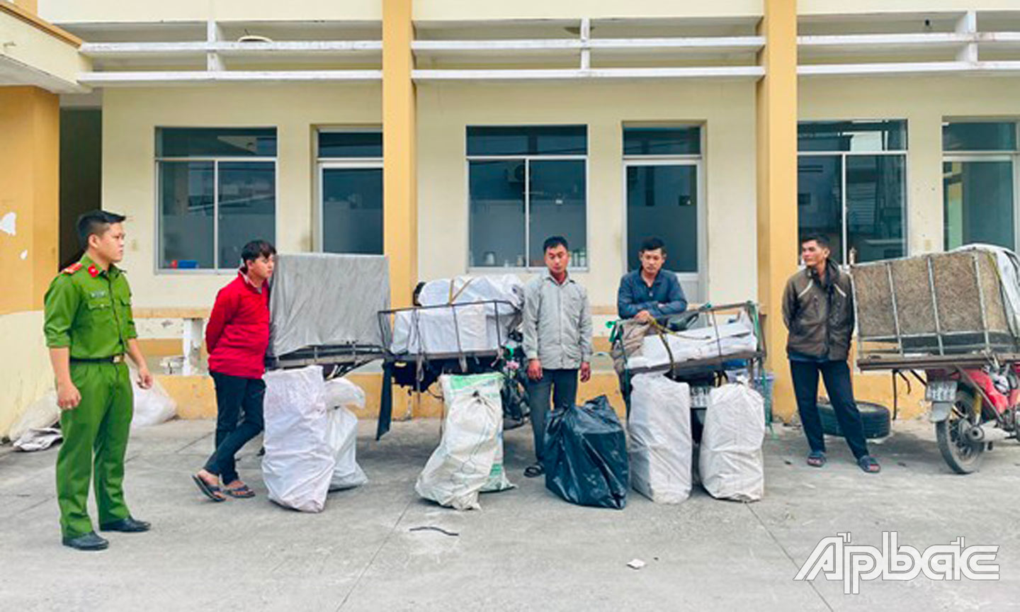 Công an huyện Cái Bè bắt  đối tượng vận chuyển hàng cấm.                                                                  Ảnh: YẾN NHI