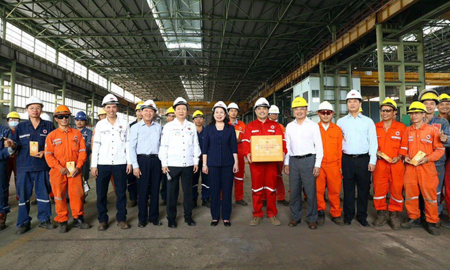 Vice President Vo Thi Anh Xuan (C) and Vietsovpetro leaders and employees. (Photo: VNA)