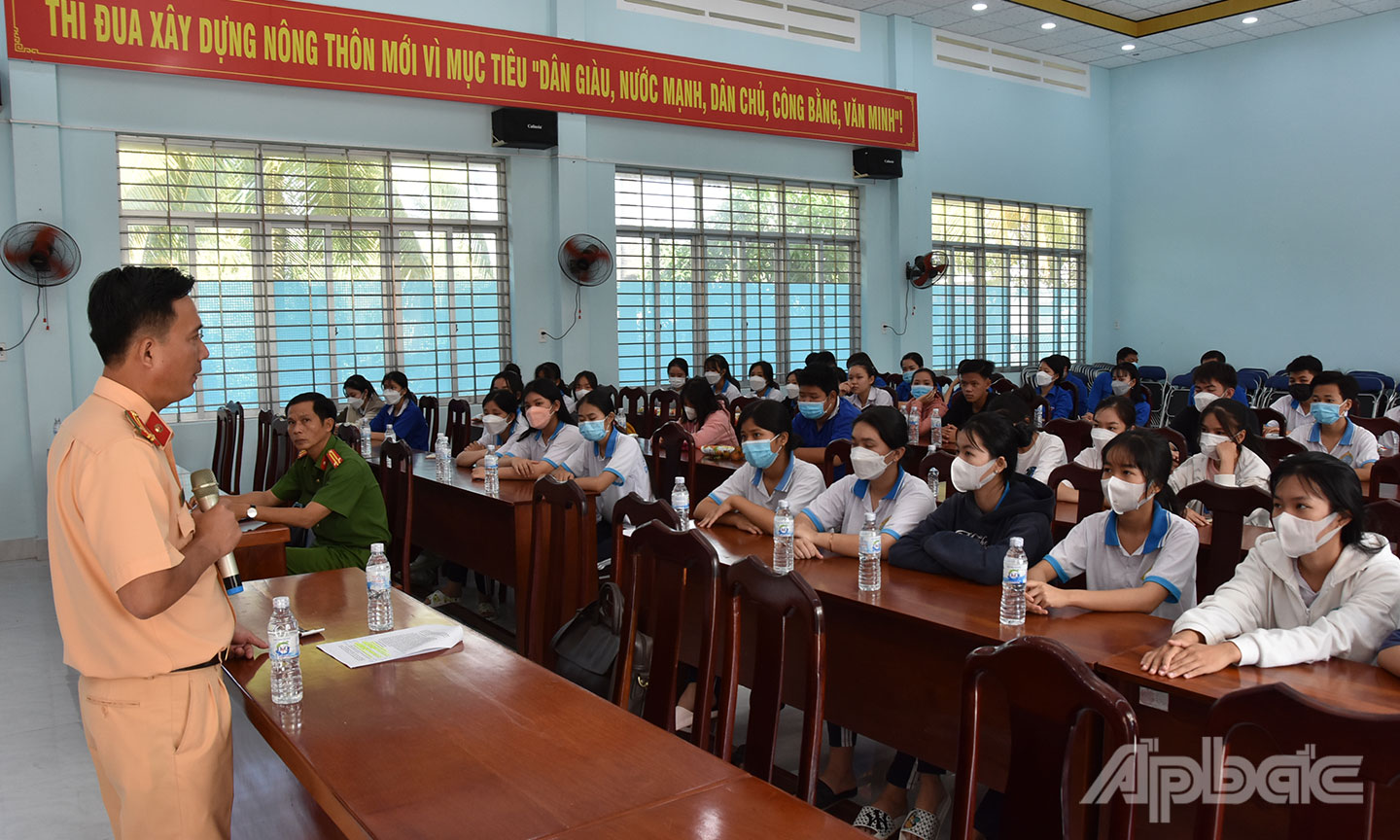 Tuyên truyền pháp luật về an toàn giao thông kết hợp tuyên truyền định danh điện tử tại huyện Châu Thành.