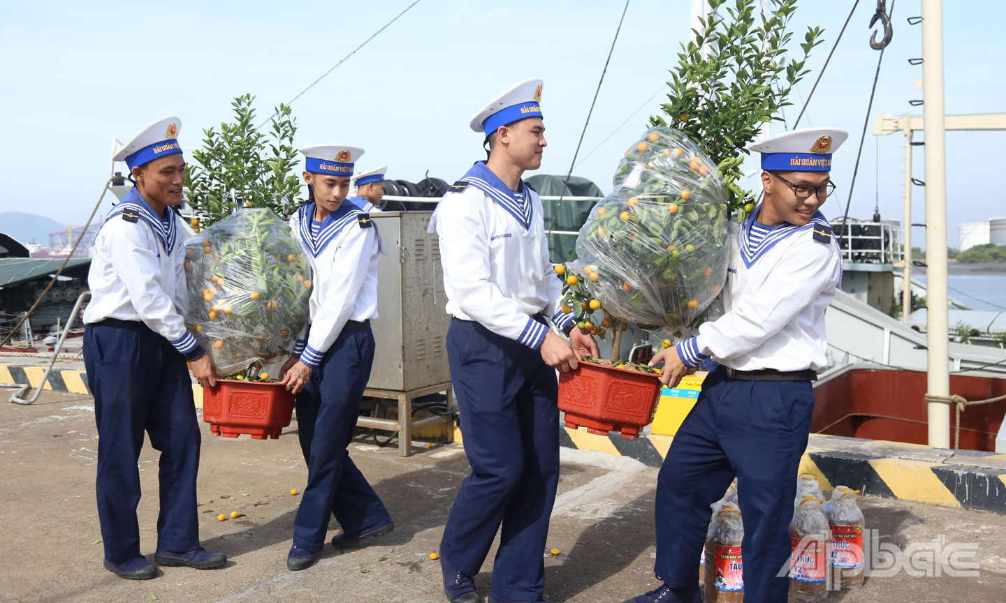 Những cây mai vàng, cây tắc… được cẩn thận vận chuyển đến nơi tập kết để đưa lên tàu.