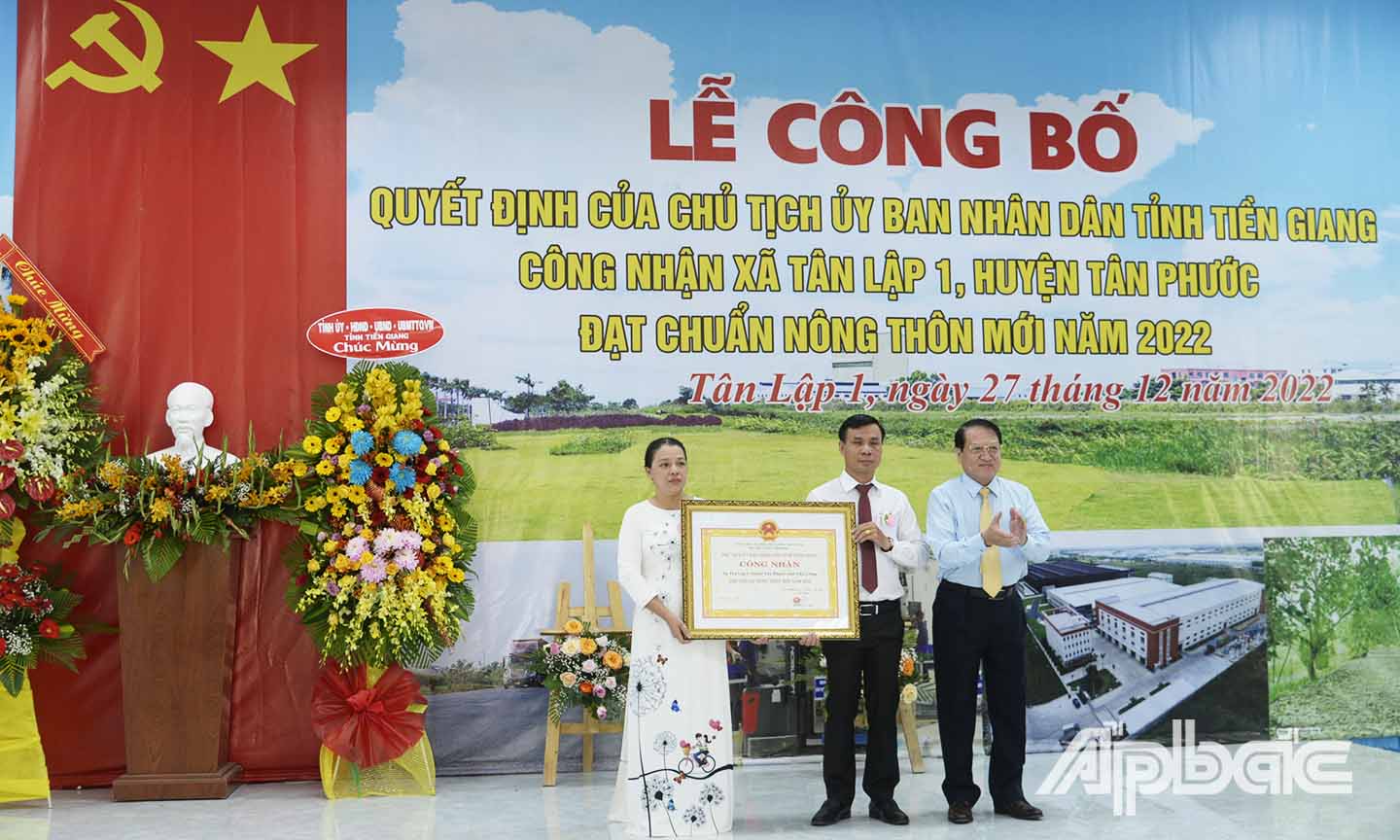 Đồng chí Phạm Văn Trọng (bìa phải) trao bằng công nhận xã đạt chuẩn NTM cho lãnh đạo xã Tân Lập 1.