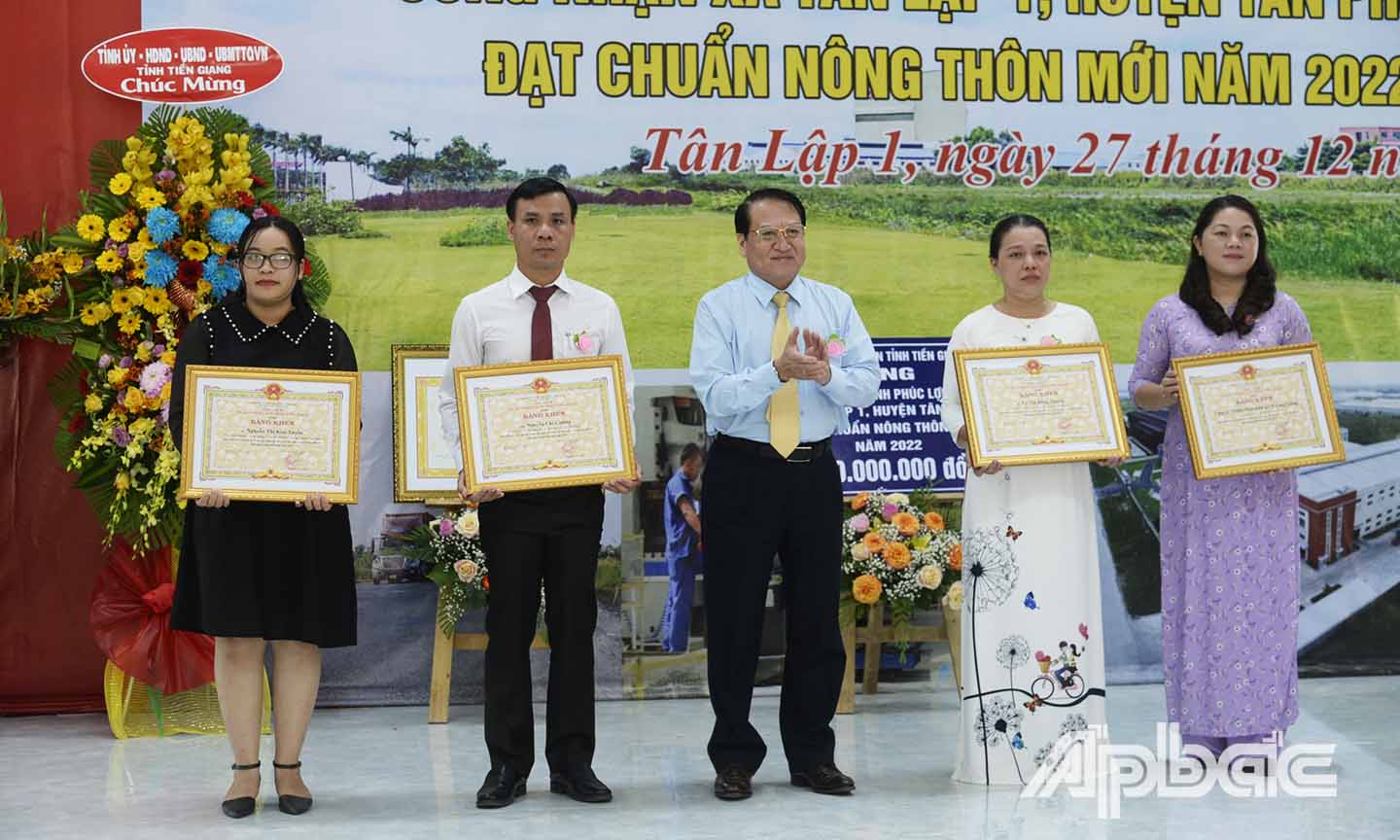 Đồng chí Phạm Văn Trọng tặng bằng khen của UBND tỉnh cho các cá nhân, tập thể có thành tích xuất sắc trong xây dựng xã Tân Lập 1 đạt chuẩn NTM.