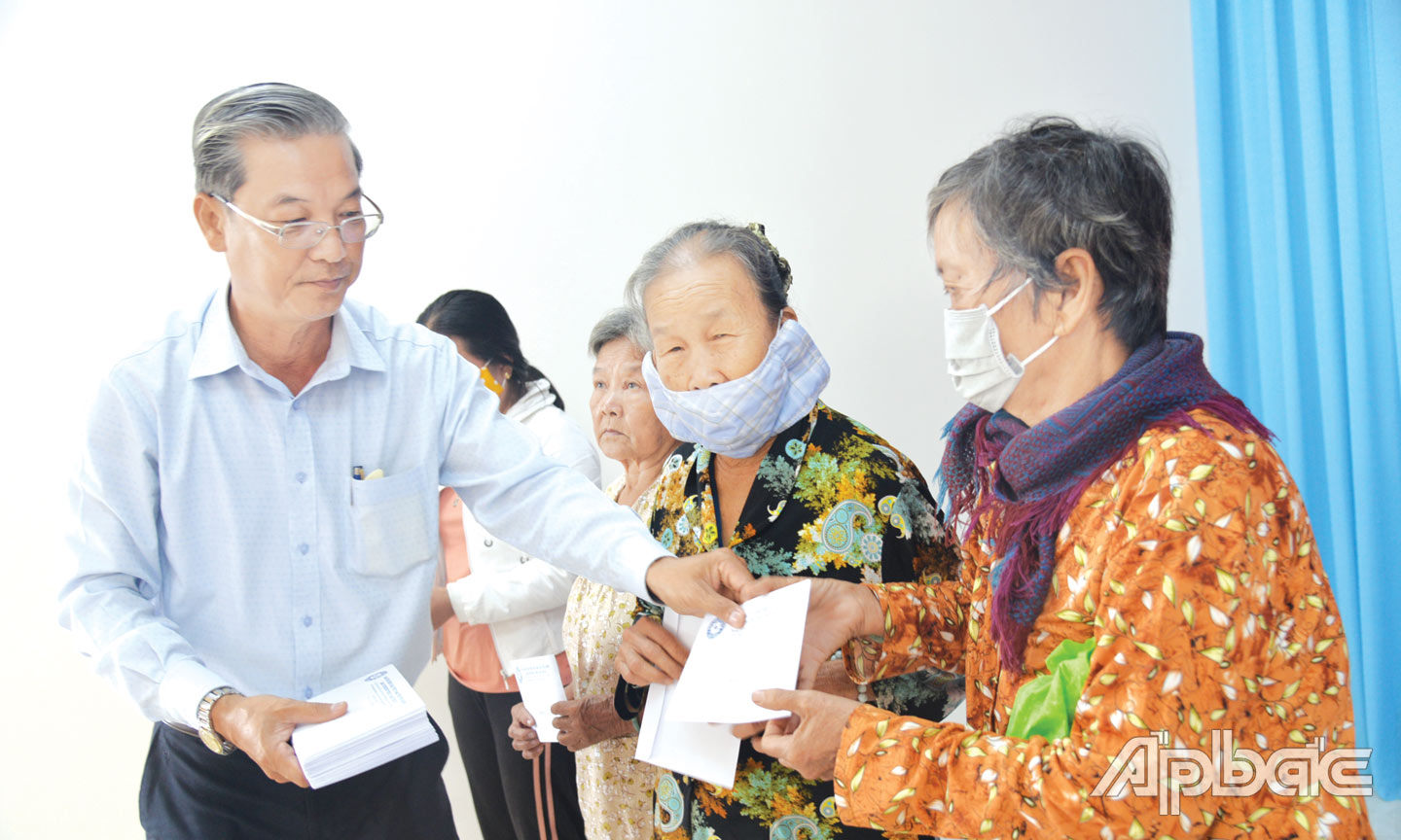 Phó Chủ tịch Ủy ban MTTQ Việt Nam tỉnh Tiền Giang Huỳnh Văn Hải trao quà tết cho người nghèo.                                                                                           Ảnh: PHƯƠNG MAI