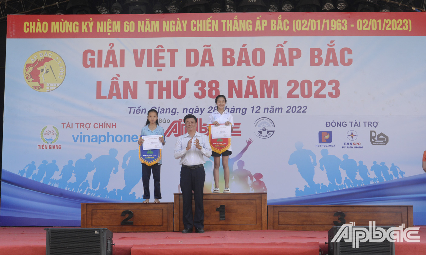 Ban Tổ chức Giải Việt dã Báo Ấp Bắc lần thứ 38 trao giải cho các VĐV đạt thành tích cao.