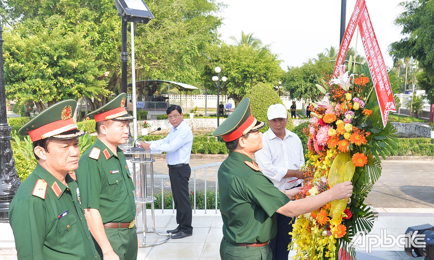 Thiếu tướng Phạm Trường Sơn, Phó Tổng Tham mưu trưởng Quân đội nhân dân Việt Nam đặt tràng hoa tại tượng đài 3 