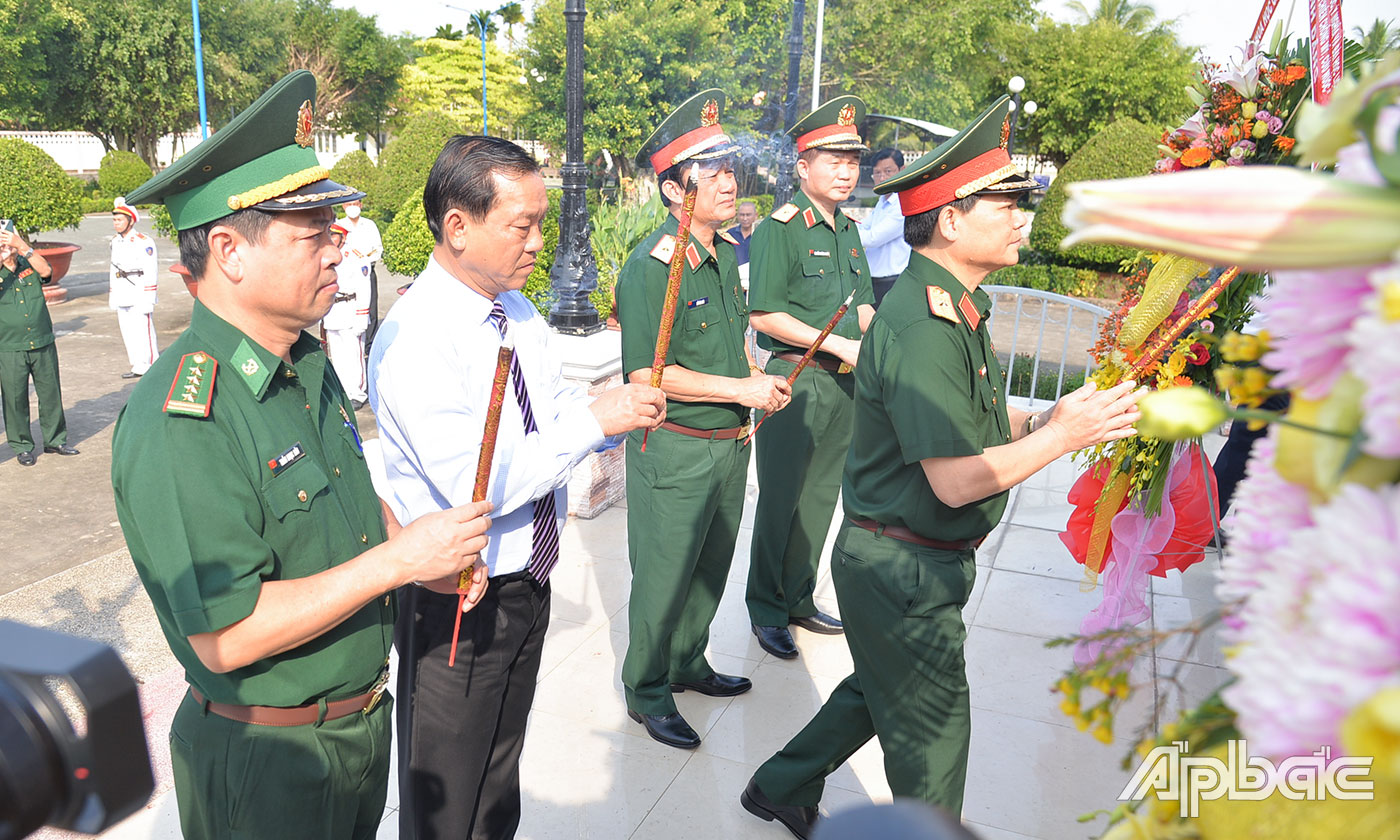 Đoàn dâng hương tại tượng đài 3 