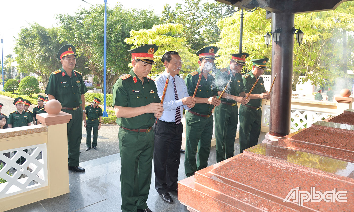 Đoàn lãnh đạo Bộ Quốc phòng và lãnh đạo tỉnh Tiền Giang thắp hương tại khu mộ 3 “Chiến sĩ gang thép”.