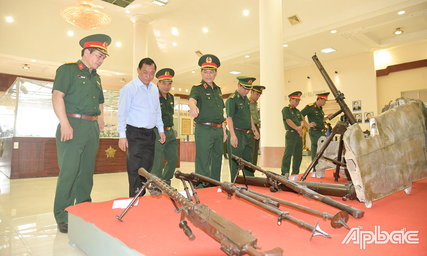 Đoàn lãnh đạo Bộ Quốc phòng và lãnh đạo tỉnh Tiền Giang tham quan Khu di tích.