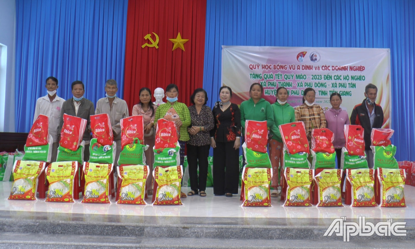 Bà Trương Mỹ Hoa, Nguyên Phó Chủ tịch nước và đại diện các doanh nghiệp tặng quà tết hộ nghèo huyện Tân Phú Đông