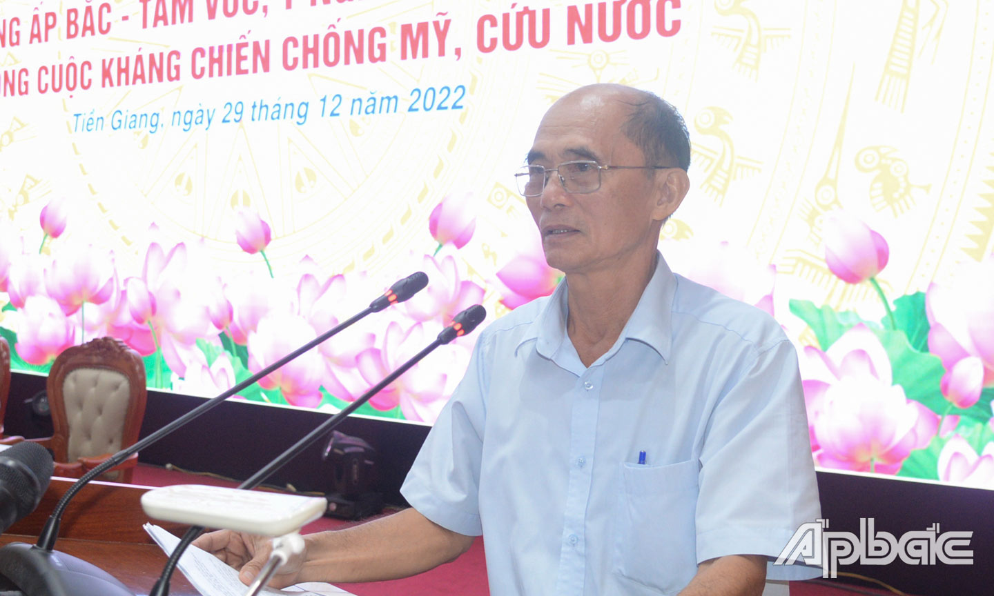 Đồng chí Nguyễn Trung Trực, Phó Chủ tịch Hội Khoa học lịch sử Tiền Giang trình bày tham luận.