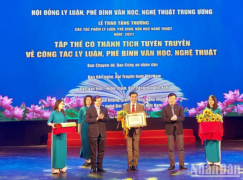 Đồng chí Nguyễn Trọng Nghĩa trao tặng thưởng mức A cho nhóm tác giả “Không gian công cộng trong bối cảnh chuyển đổi”.