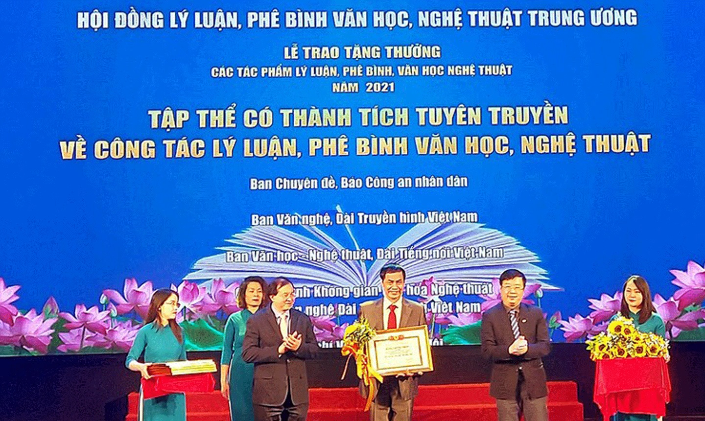 Đại diện Ban Văn hóa - Văn nghệ, Báo Nhân Dân nhận tặng thưởng.