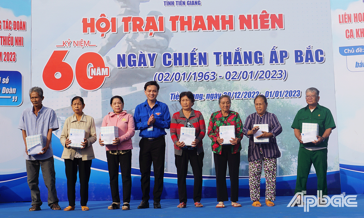 Ban Thường vụ Tỉnh Đoàn Tiền Giang tặng tặng 10 phần quà cho cô chú Cựu thanh niên xung phong