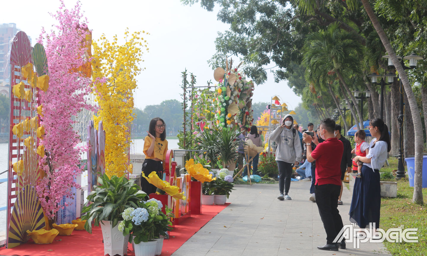 Tuy chưa khai mạc lễ hội nhưng đã có rất nhiều người dân đến tham quan, chụp ảnh.