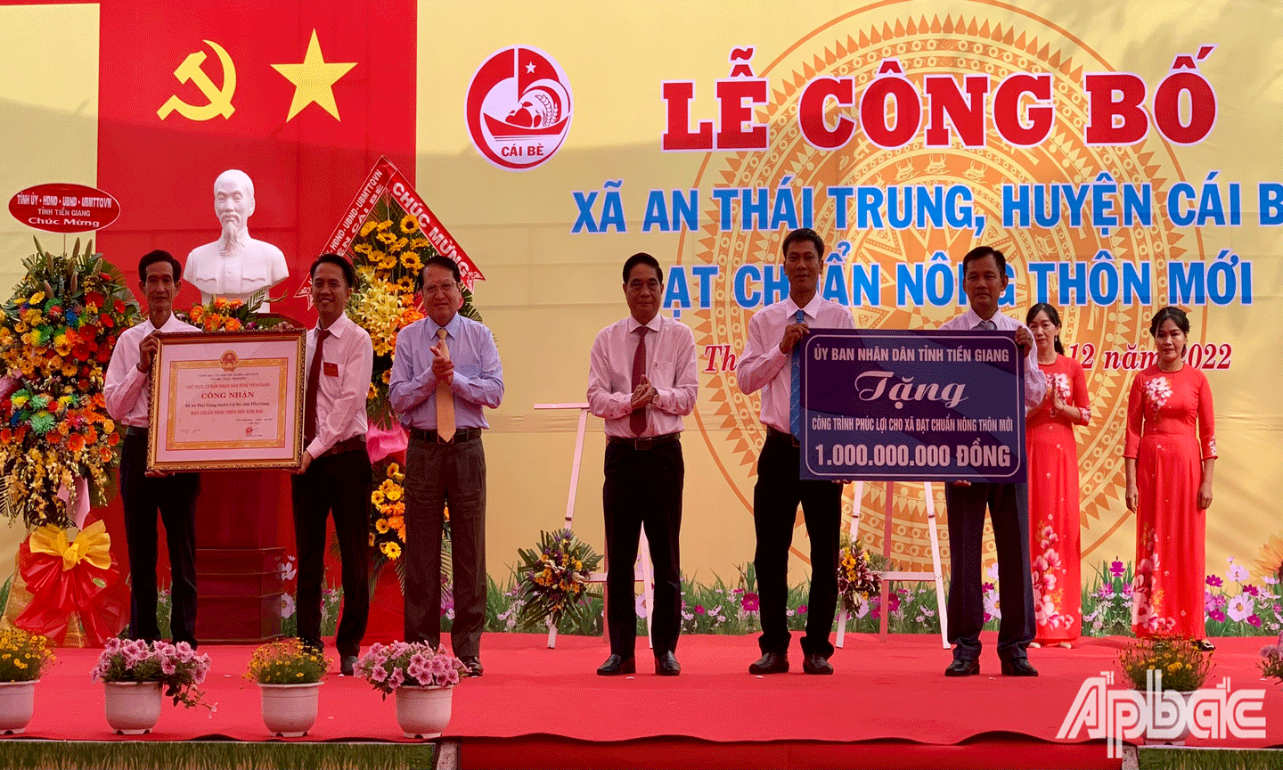 Đồng chí Nguyễn Văn Nhã và đồng chí Phạm Văn Trọng trao Bằng công nhận NMT và tặng công trình phúc lợi 1 tỷ đồng cho xã An Thái Trung. 