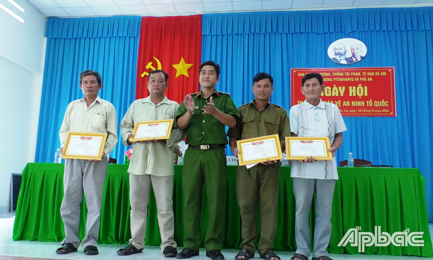 Khen thưởng các tập thể và cá nhân điển hình tại “Ngày hội Toàn dân bảo vệ an ninh Tổ quốc” xã Phú An.
