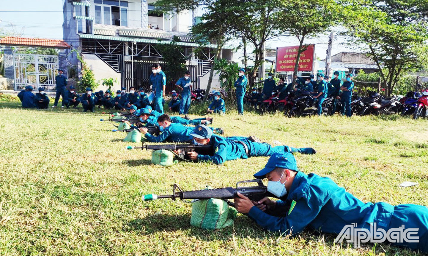 Dân quân xã Tân Phú ra quân huấn luyện quân sự.