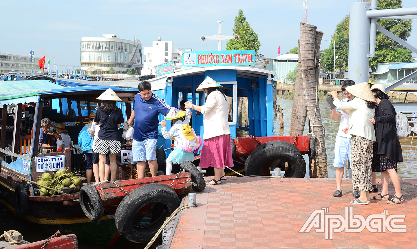 Khách du lịch đến tham quan cù lao Thới Sơn qua Bến tàu thủy Du lịch Mỹ Tho.