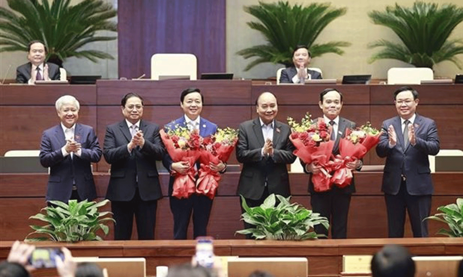 Tran Hong Ha (3rd, L) and Tran Luu Quang (2nd, R) officially become new Deputy Prime Ministers for the 2021-2026 tenure after the resolution receives “yes” votes from all of the 481 participating legislators. (Photo: VNA).