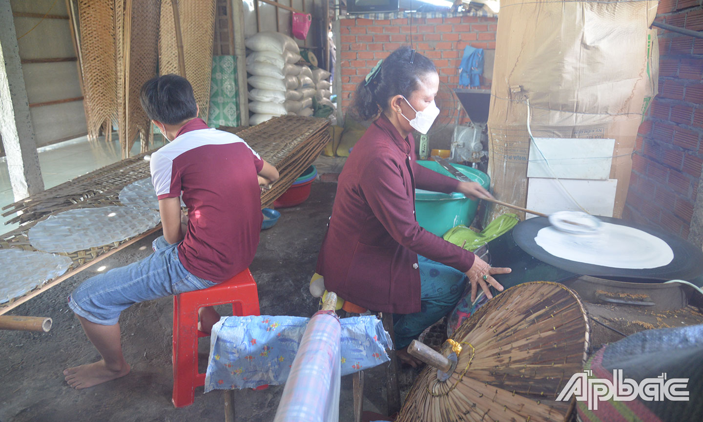Cô Hà khéo léo tráng từng chiếc bánh.