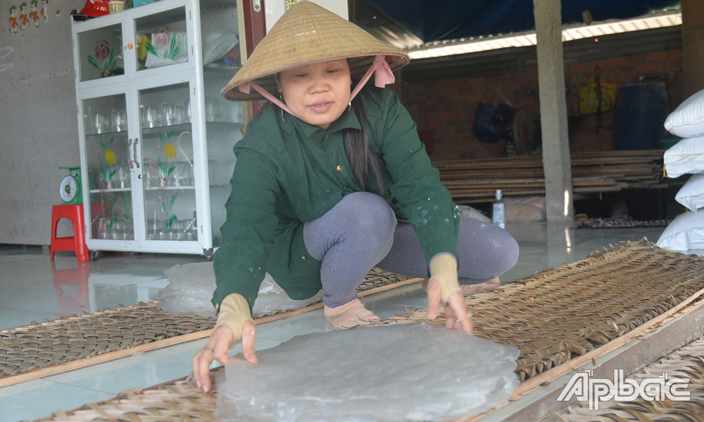 Bánh tráng trắng chỉ cần phơi 2, 3 giờ đồng hồ đã khô.