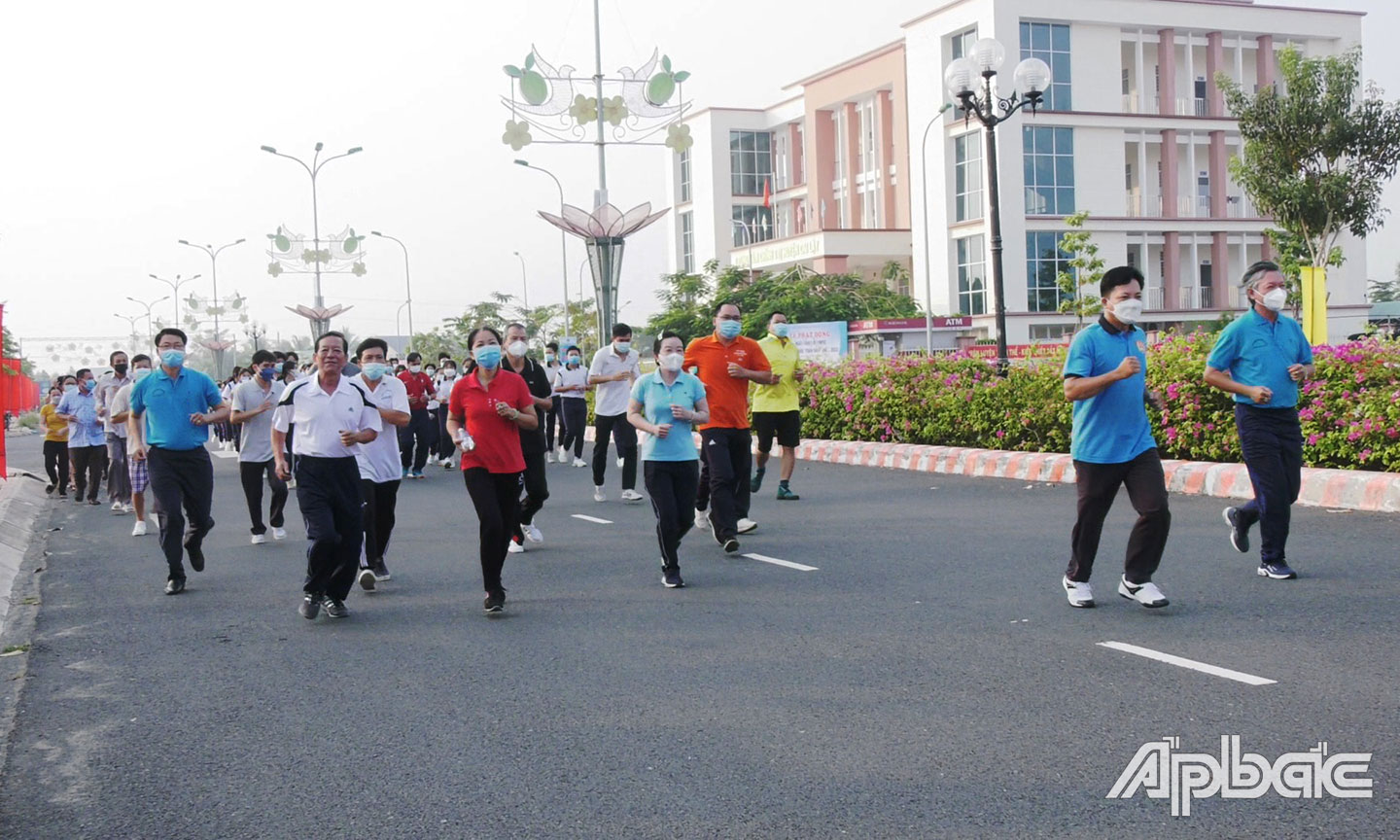 Phong trào TDTT ngày càng phát triển mạnh ở các địa phương. (Ảnh: Người dân huyện Cai Lậy tham gia Ngày chạy Olympic vì sức khỏe toàn dân năm 2022).