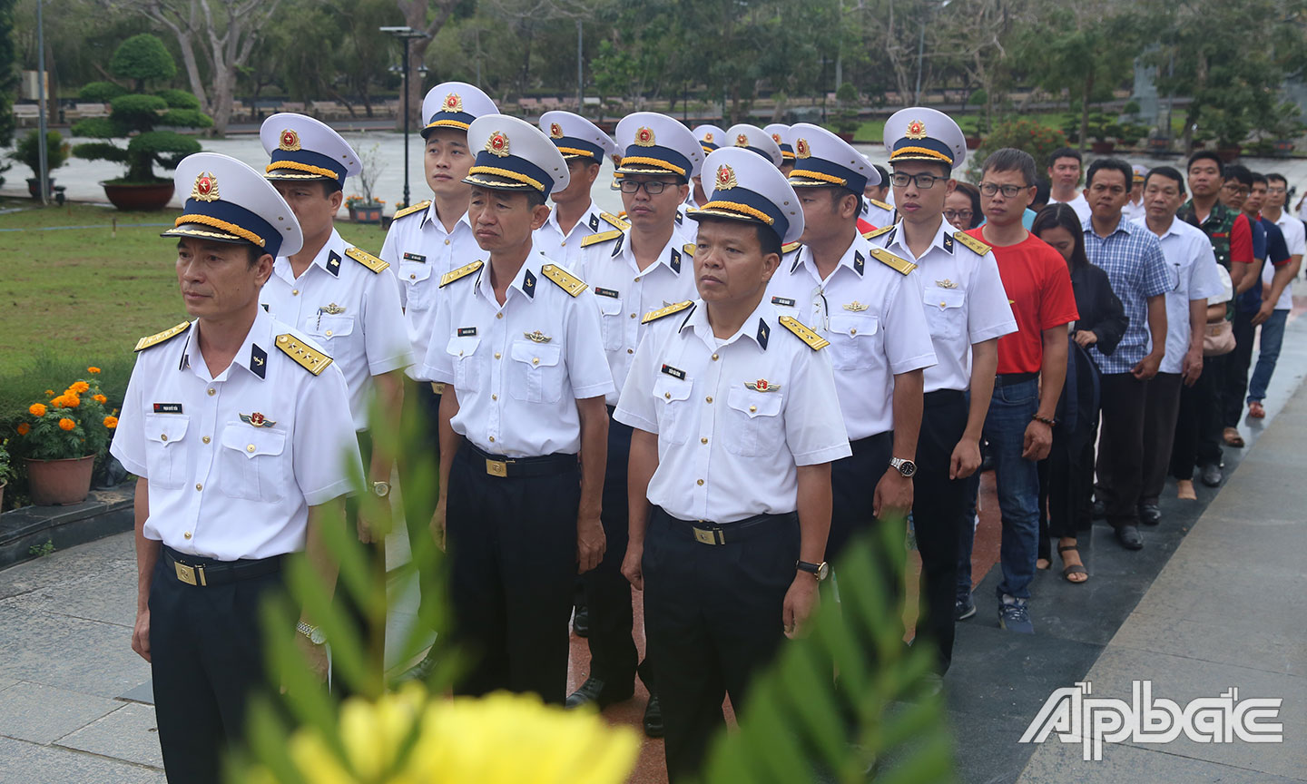 Đoàn công tác viếng nghĩa trang liệt sĩ Hàng Dương.