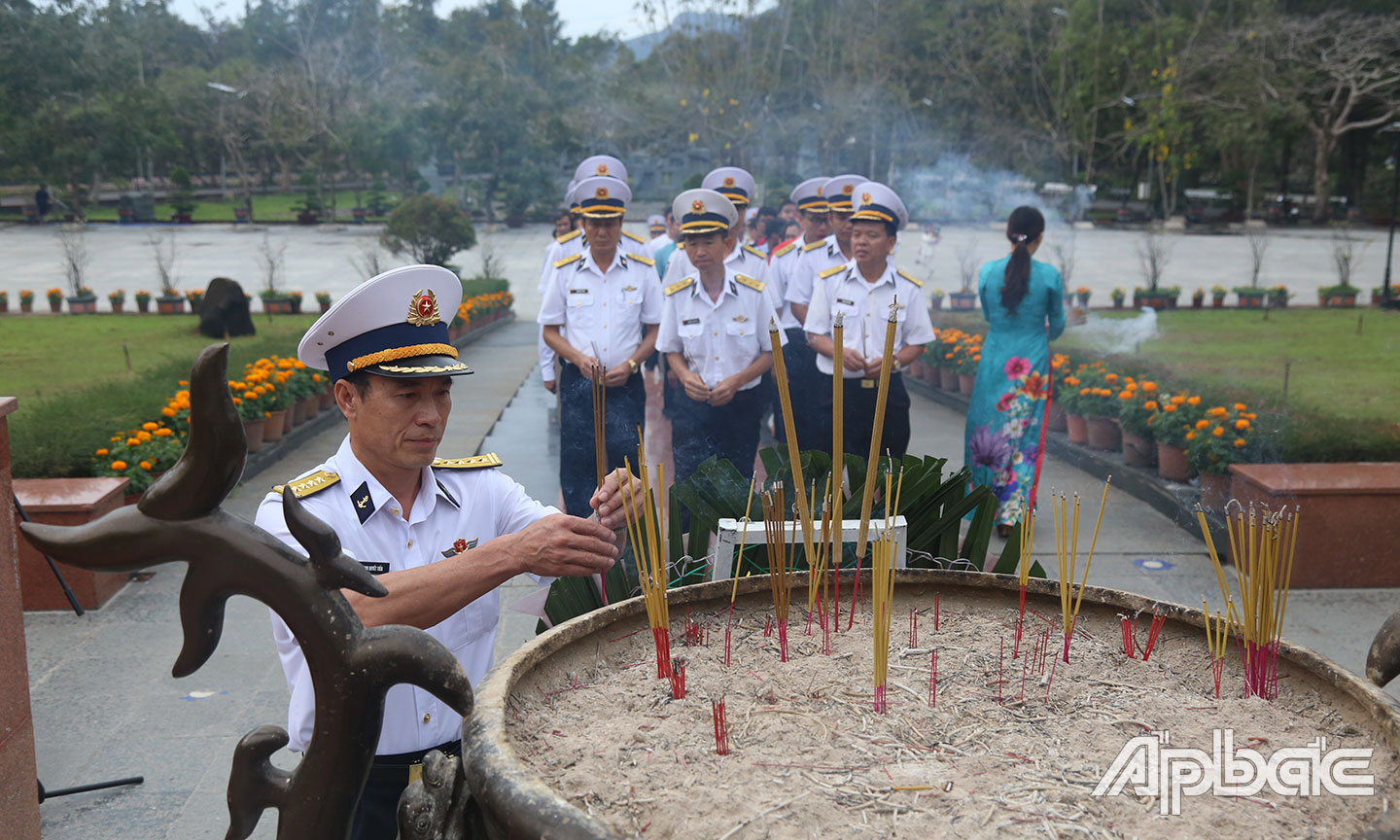 Thắp hương tưởng nhớ anh hùng liệt sỹ đã hi sinh vì Tổ Quốc.