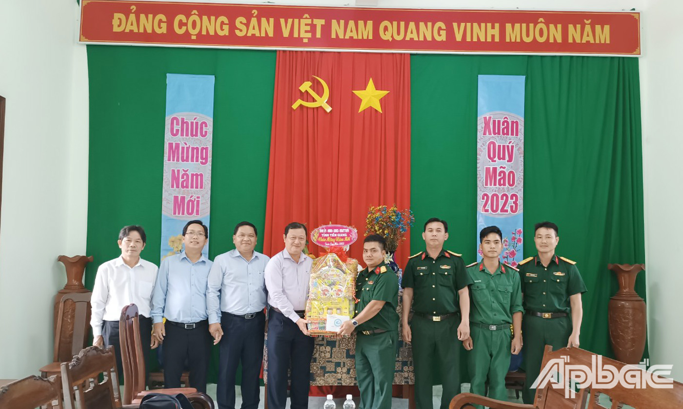 Đồng chí Phan Phùng Phú thăm hỏi, chúc tết đơn vị Tiểu đoàn Ấp Bắc