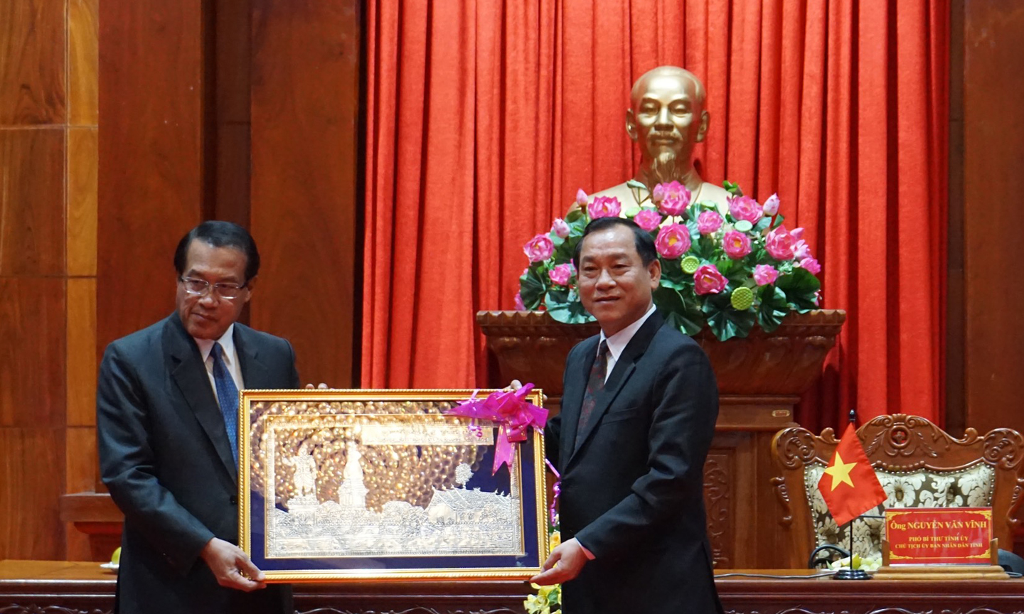 Bí thư, Tỉnh trưởng tỉnh Khăm Muộn Vănxay Phongsa Vẳn chúc tết, tặng quà lưu niệm và hoa lãnh đạo UBND tỉnh Tiền Giang