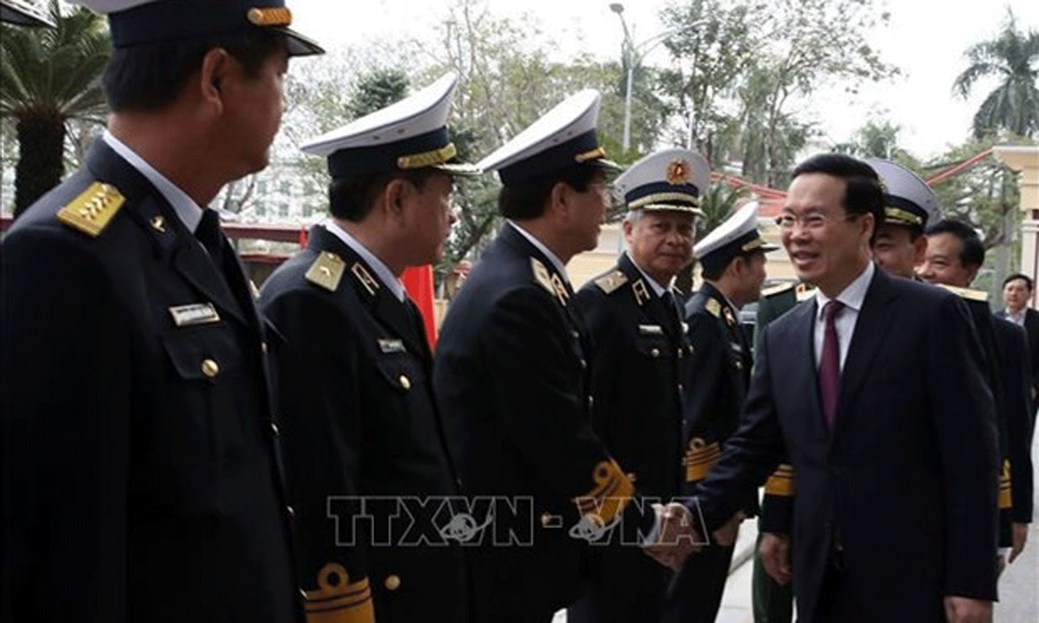 Politburo member Vo Van Thuong visits the Navy (Photo: VNA)