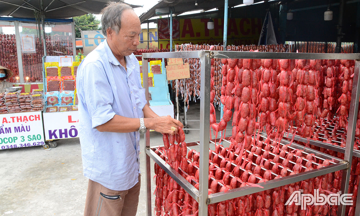 Cơ sở sản xuất lạp xưởng của ông Thạch đang tăng sản lượng sản xuất.