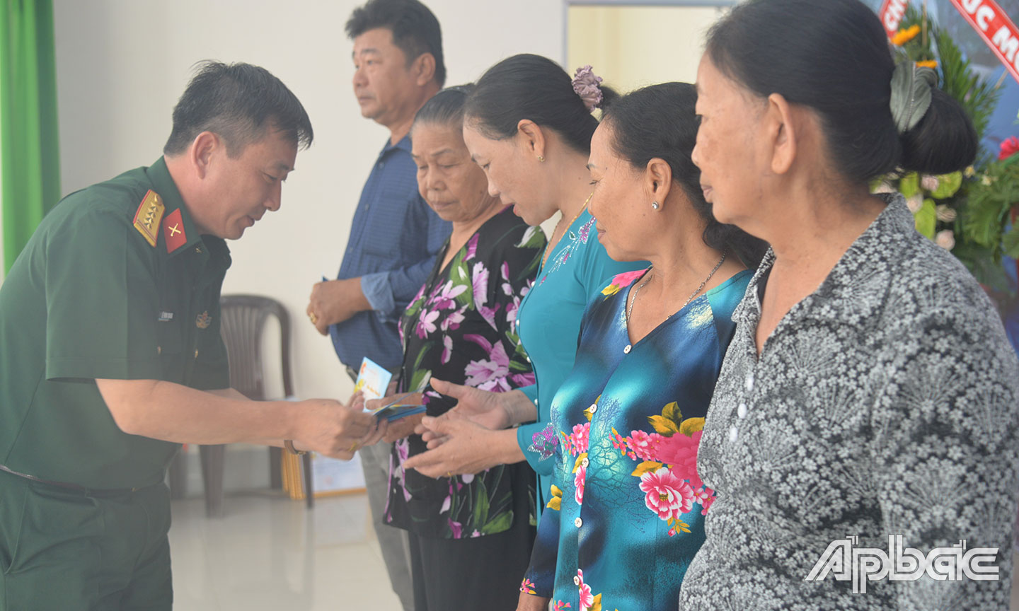       Đại tá  Lê Minh Quang, Ủy viên  Đảng ủy  Quân khu,  Phó Chủ nhiệm Chính trị  Quân khu 9  trao 10 phần quà cho gia đình  chính sách.