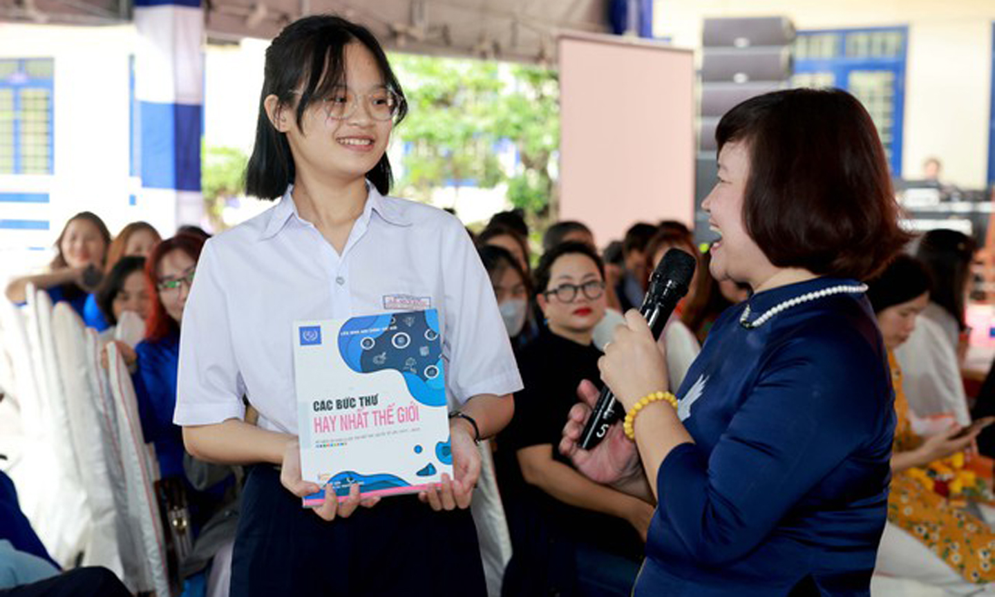 Ban Giám khảo cuộc thi và các em học sinh thảo luận về chủ đề Cuộc thi Viết thư Quốc tế UPU lần thứ 52 (năm 2023) - Ảnh: VGP/HM