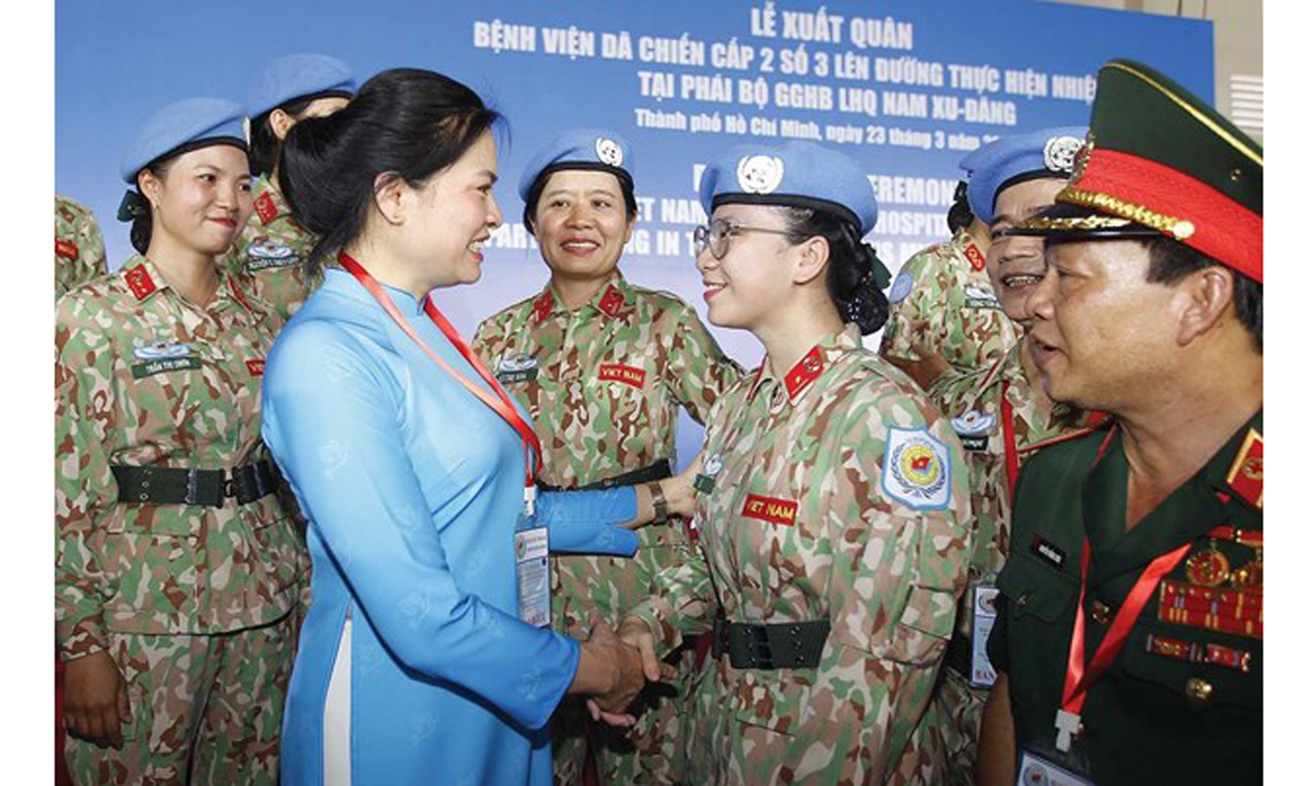 Chủ tịch Hội Liên hiệp Phụ nữ Việt Nam Hà Thị Nga thăm hỏi, động viên các nữ quân nhân Bệnh viện dã chiến. (Ảnh tư liệu tại triển lãm)