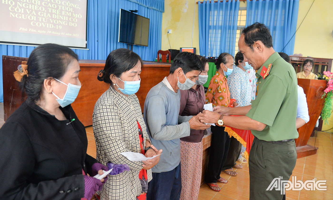 Đại tá Nguyễn Văn Nhựt trao quà cho các hộ nghèo xã Phú Tân.