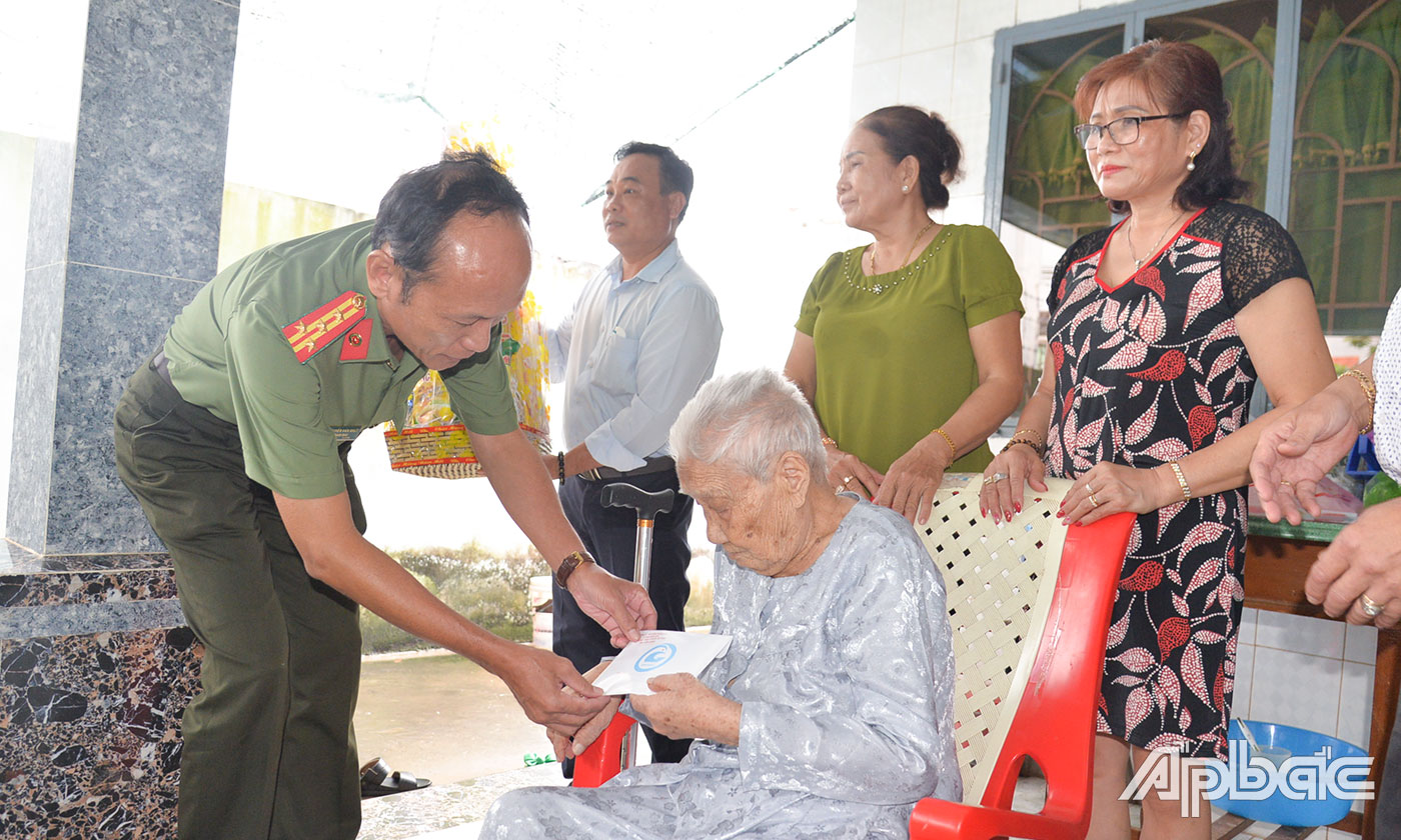 Đại tá Nguyễn Văn Nhựt thăm, chúc tết và trao quà cho Mẹ Việt Nam Anh hùng Nguyễn Thị Các.