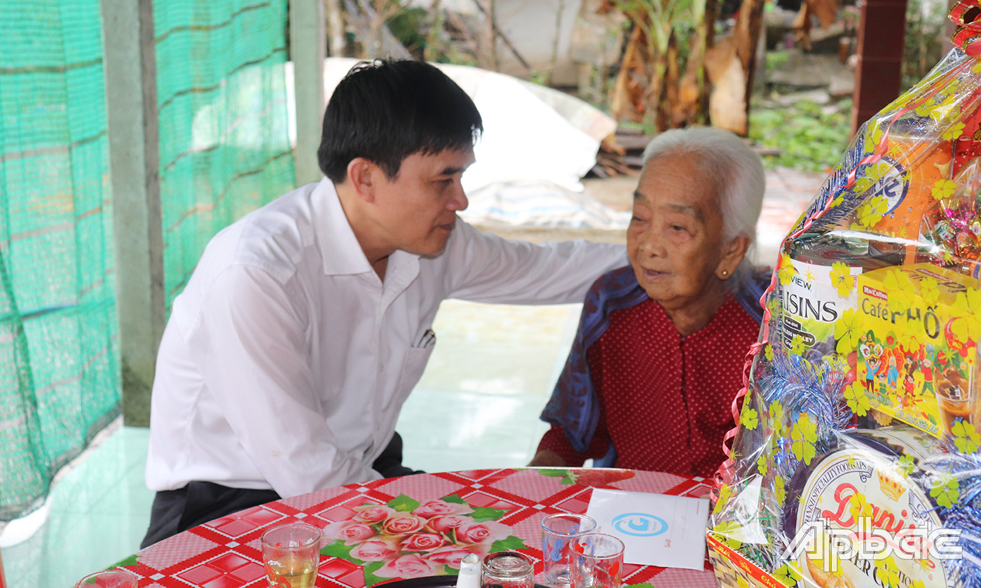 Đồng chí Nguyễn Văn Mười thăm, tặng quà Mẹ Việt Nam Anh Hùng Phan Thị Hai (ấp 1, xã Phú Cường, huyện Cai Lậy).