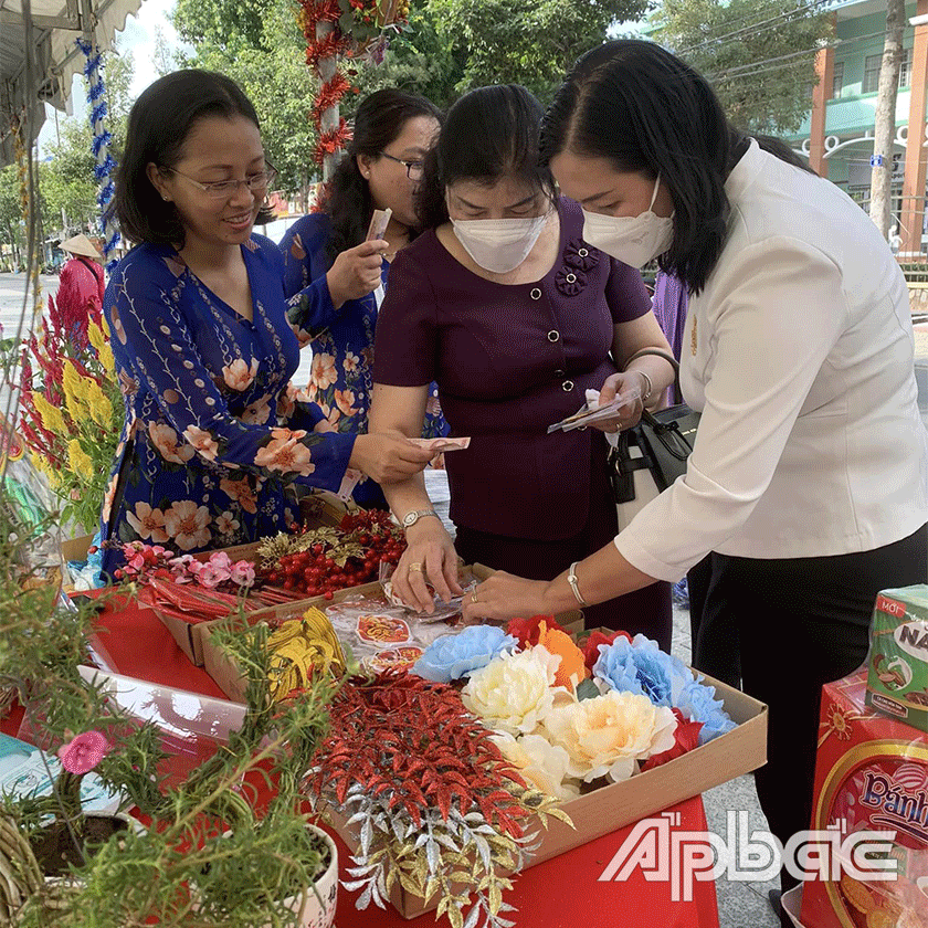 Chủ tịch Hội LHPN tỉnh Nguyễn Thị Kim Phượng tham quan các gian hàng.