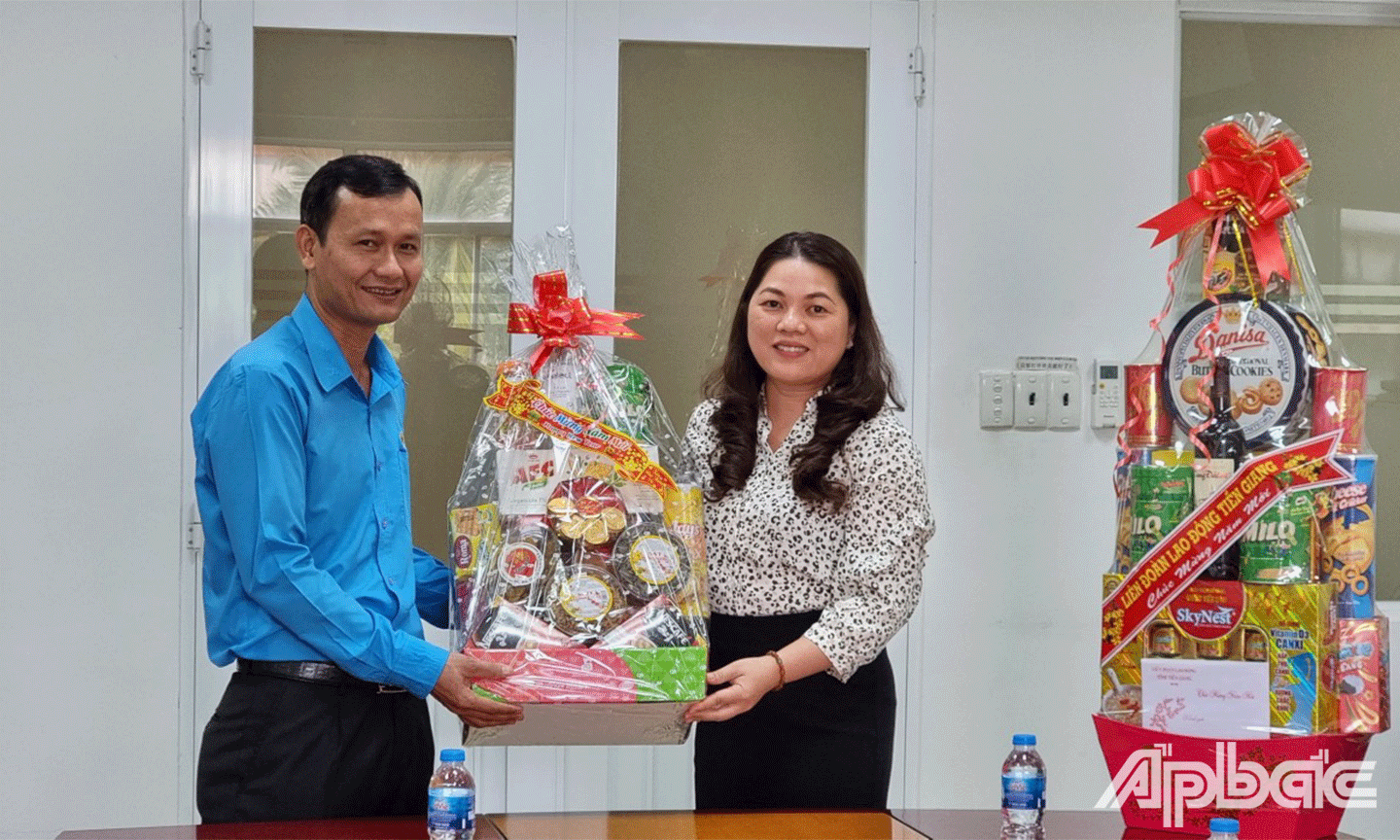 Phó Chủ tịch thường trực Liên đoàn Lao động tỉnh Tiền Giang Hoàng Khắc Tinh tặng quà tại 