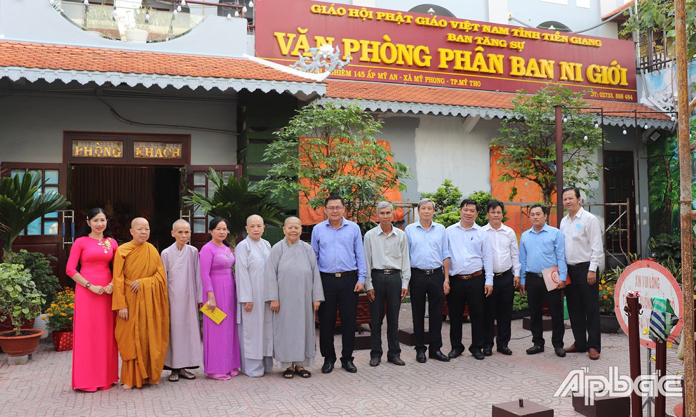 Đoàn đến thăm, tặng quà, chúc tết tại Phân Ban đặc trách Ni giới Phật giáo (chùa Tịnh Nghiêm).