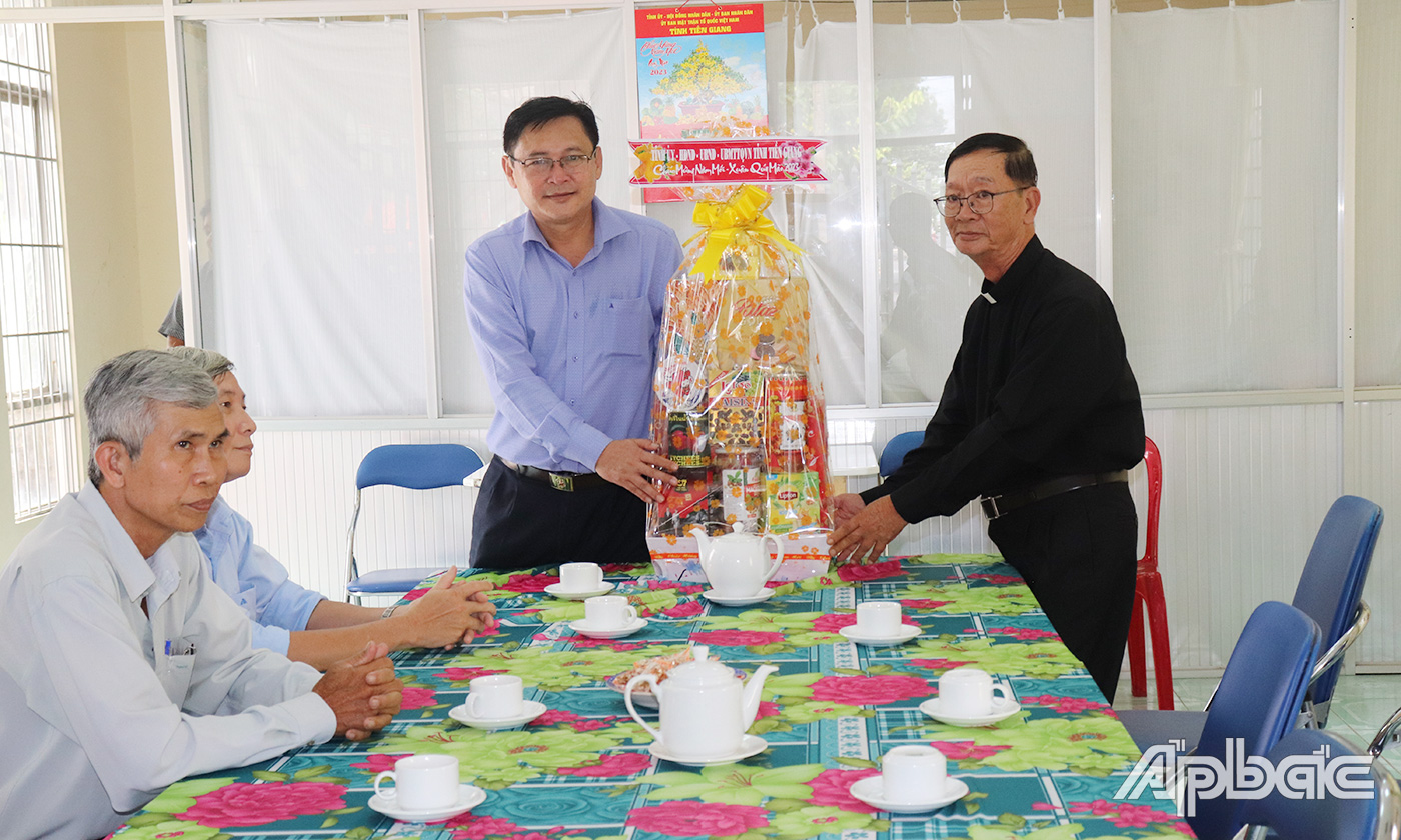 Đoàn đến thăm, tặng quà, chúc Tết tại Ủy ban đoàn kết Công giáo tỉnh Tiền Giang.