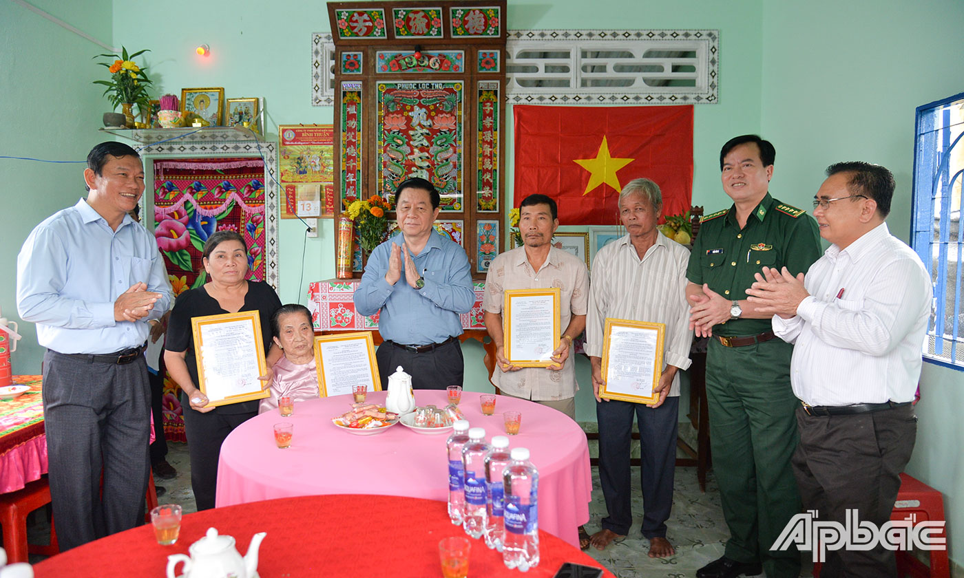 Đồng chí Thượng tướng Nguyễn Trọng Nghĩa trao Quyết định cấp Nhà tình nghĩa cho gia đình chính sách.