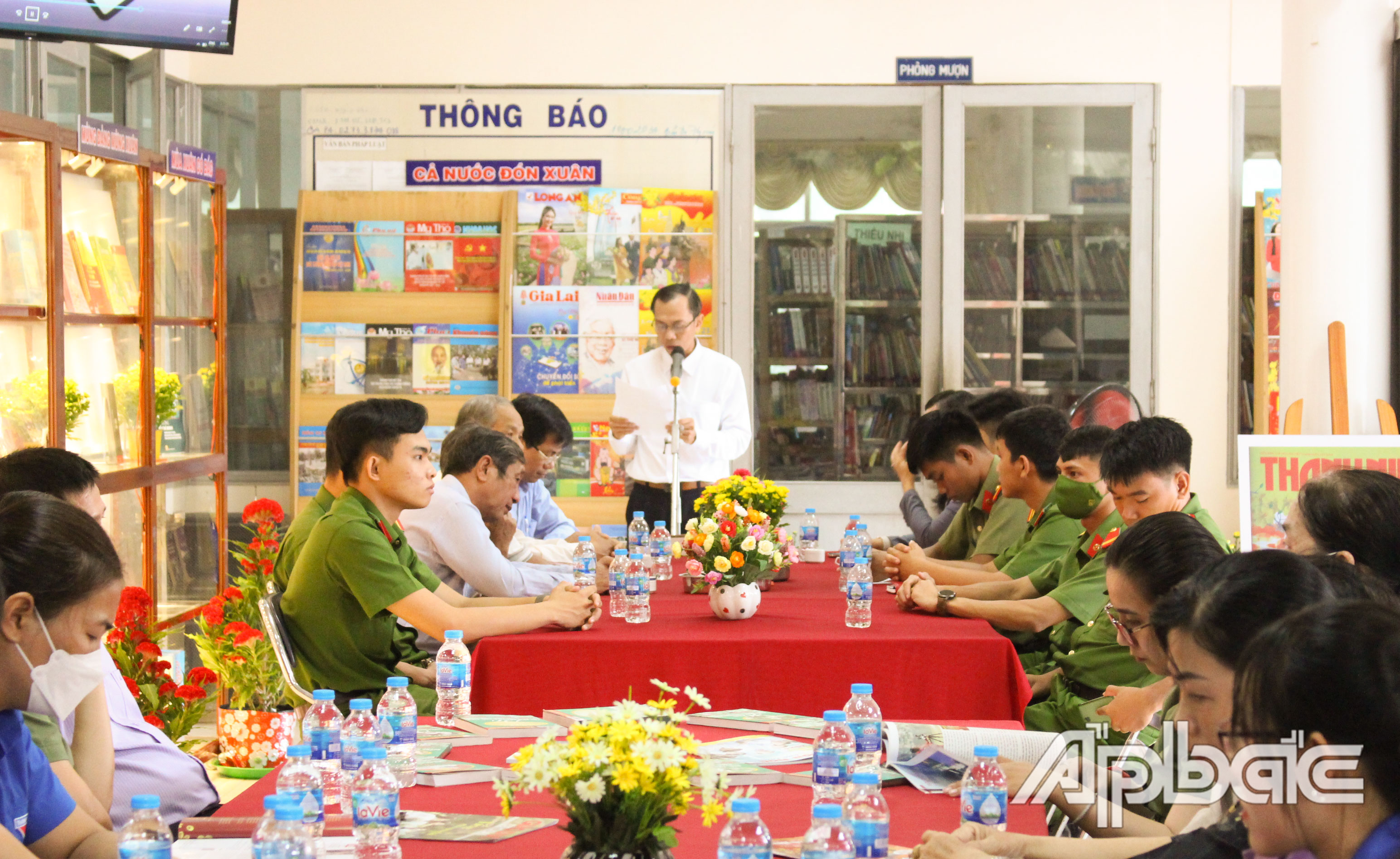 Đồng chí Võ Nam Phước, Giám đốc Thư viện tỉnh Tiền Giang chủ trì hội nghị. 