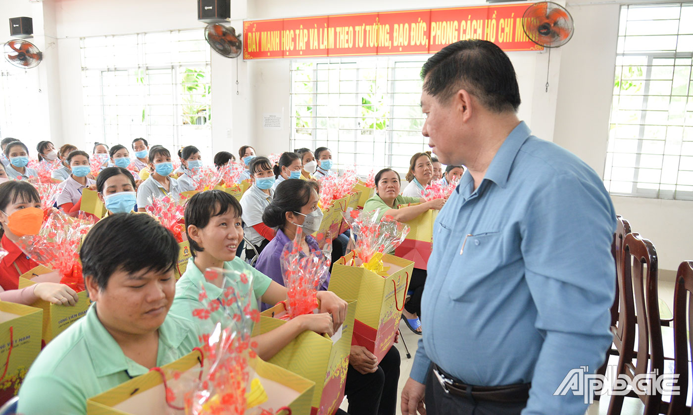 Đồng chí Thượng tướng Nguyễn Trọng Nghĩa thăm hỏi, động viên công nhân lao động có hoàn cảnh khó khăn.